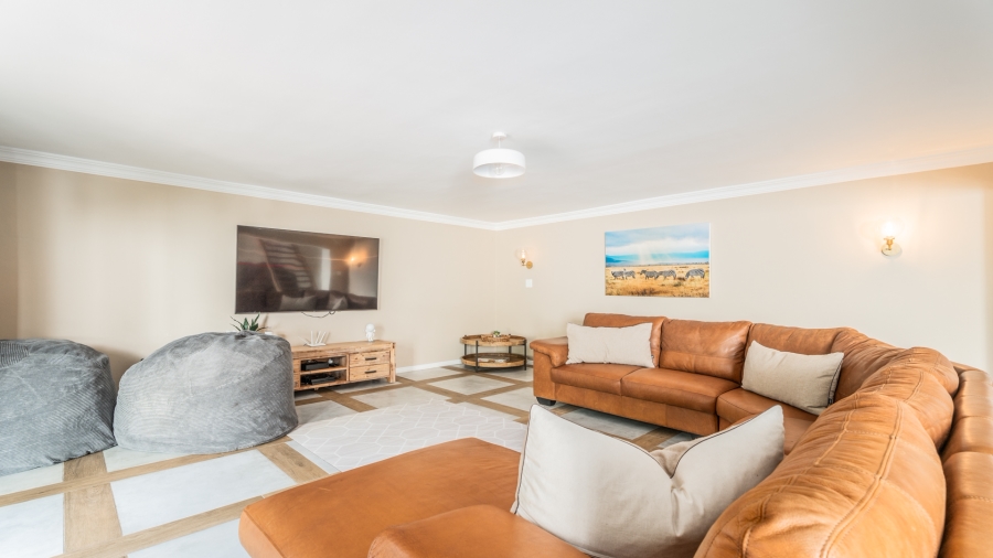5 Bedroom Property for Sale in Lemoenkloof Western Cape